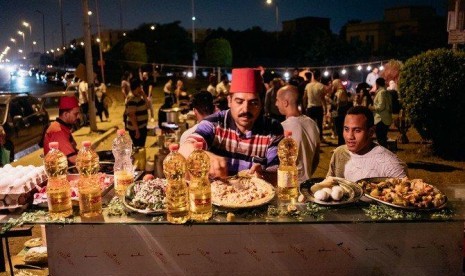 Mesir Izinkan Tarawih di Masjid Saat Ramadhan. Foto:   Street food Ramadhan di Kairo Mesir