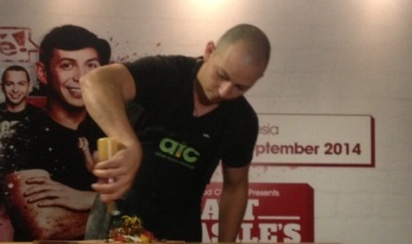 Street food revolutionist, Fidel Gastro, alias Matt Basile, shows his expertise in Jakarta on Monday. 