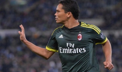 Striker AC Milan, Carlos Bacca, melakukan selebrasi usai menjebol gawang Lazio dalam laga Serie A Italia di Stadion Olimpico, Roma, Ahad (1/11). 