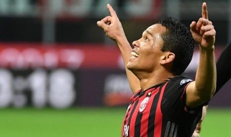 Striker AC Milan, Carlos Bacca merayakan golnya ke gawang Chievo pada laga Serie A di San Siro, Ahad (5/3) dini hari WIB. Milan menang 3-1 pada laga ini.