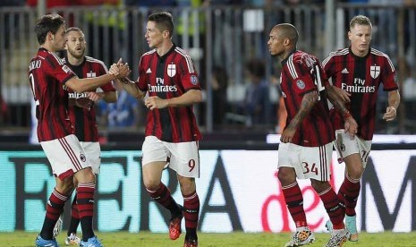 Striker AC Milan, Fernando Torres (tengah), melakukan selebrasi bersama rekan setimnya usai menjebol gawang Empoli di laga Serie A Italia di Stadion Carlo Castellani, Empoli, Selasa (23/9). 