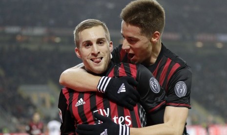  Striker AC Milan, Gerard Deulofeu (kiri) merayakan golnya ke gawang Fiorentina bersama Mario Pasalic pada laga Serie A di San Siro, Senin (20/2) dini hari WIB. Milan menang 2-1.