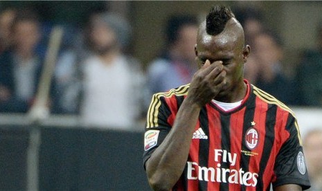 Striker AC Milan, Mario Balotelli, tampak kecewa dalam pertandingan Serie A Italia lawan Napoli di Stadion Giuseppe Meazza, Milan, Ahad (22/9). 