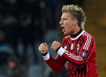 Striker AC Milan, Maxi Lopez, berteriak usai mencetak gol dalam laga Seri A Italia lawan Udinese di Stadion Friuli, Udinese, Sabtu (11/2). 