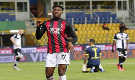 Striker AC Milan, Rafael Leao merayakan gol ke gawang Parma pada laga Serie A di Stadion Enio Tardini, Sabtu (10/4). Milan menang 3-1.