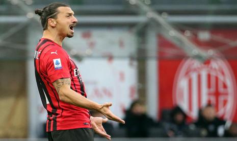 Striker AC Milan, Zlatan Ibrahimovic bereaksi pada laga pekan ke-14 Serie A melawan Sassuolo di San Siro, Milan, Ahad (28/11). Milan kalah 1-3 pada laga ini.