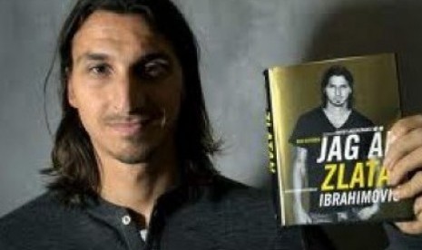 Striker AC Milan, Zlatan Ibrahimovic bersama buku otobiografinya.