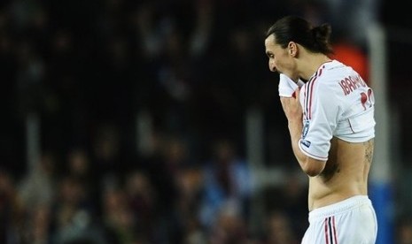  Striker AC Milan, Zlatan Ibrahimovic usai dibungkam FC Barcelona 1-3 dalam Liga Champions.   (Foto: Manu Fernandez/AP)