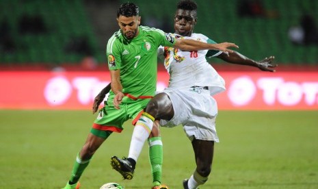 Striker Alzajair, Ryad Mahrez (kiri) pada laga lawan Senegal di Franceville, Gabon, Senin (23/1). Aljazair tersingkir dari turnamen Piala Afrika 2017.