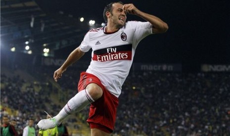 Striker anyar AC Milan, Giampaolo Pazzini, melakukan lompatan selebrasi usai menjebol jala Bologna di debutnya bersama Milan di laga Seri A Italia di Stadion Dall'Ara, Bologna, pada Sabtu (1/9). 