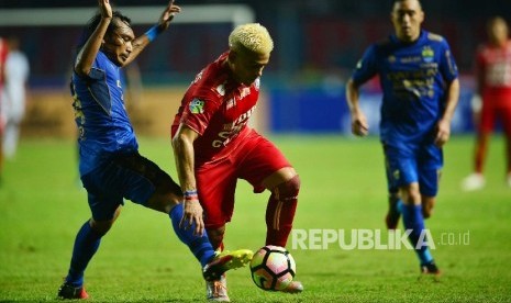 Striker Arema FC Cristian Gonzales (tengah).