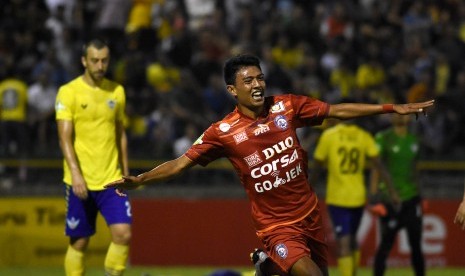 Striker Arema FC Dedik Setiawan (tengah) meluapkan kegembirannya usai mencetak gol ke gawang Persegres Gresik United dalam lanjutan Liga 1 di Stadion Petrokimia Gresik, Jawa Timur, Rabu (12/7). 