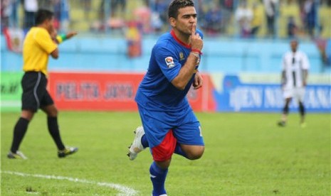 Striker Arema Indonesia Cronous, Cristian Gonzales (tengah), melakukan selebrasi usai mencetak gol.  