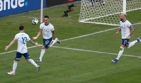 Striker Argentina Lautaro Martine (tengah) merayakan golnya bersama Lionel Messi (kiri) dan Sergio Aguero.