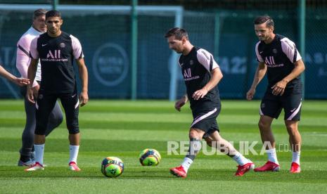  Striker Argentina Lionel Messi (tengah) dari Paris Saint Germain menghadiri sesi latihan di kompleks olahraga Camp des Loges dekat Paris, Prancis, Jumat (13/8/2021).