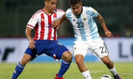 Striker Argentina, Paolo Dybala (kanan) saat laga kualifikasi Piala Dunia 2018 lawan Paraguay, di stadion Mario Kempes, Cordoba, Rabu (12/10). Cederanya Lionel Messi membuat Dybala masuk skuat inti Albiceleste