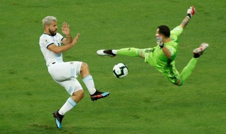 Striker Argentina Sergio Aguero (kiri) berhadap dengan kiper Kolombia David Ospina (kanan). 