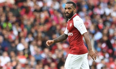 Striker Arsenal, Alexandre Lacazette dalam laga Piala Emirates lawan Sevilla di Stadion Emirates, Ahad (30/7).