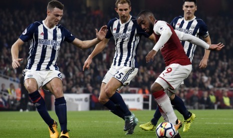  Striker Arsenal, Alexandre Lacazette (kedua kanan) dikawal beberapa pemain West Bromwich Albion pada laga Liga Primer Inggris di Stadion Emirates, Selasa (26/9) dini hari WIB. Arsenal menang 2-0.