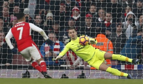 Striker Arsenal, Alexis Sanchez mengeksekusi penalti pada laga Liga Primer lawan Arsenal di stadion Emirates, Ahad (22/1) dini hari WIB/ Arsenal menang 2-1 pada laga ini.