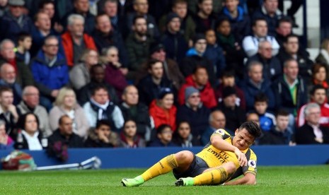  Striker Arsenal, Alexis Sanchez terkapar cedera pada laga lawan West Bromwich Albion di the Hawthorns, Sabtu (18/3). Sanchez tengah pekan ini akan membela timnas Cile.