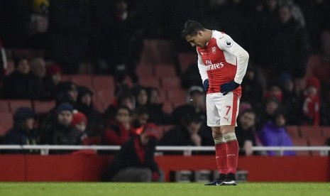 Striker Arsenal, Alexis Sanchez terlihat kecewa setelah timnya kalah dari Watford pada laga Liga Primer di stadion Emirates, Rabu (1/2) dini hari WIB. Arsenal kalah 1-2.