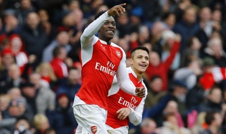 Striker Arsenal, Danny Welbeck (kiri), melakukan selebrasi usai menjebol gawang Leicester City dalam laga Liga Primer Inggris di Stadion Emirates, London, Ahad (14/2). 