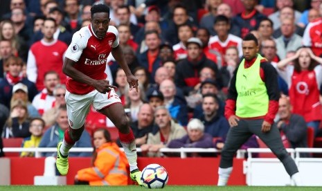 Striker Arsenal, Danny Welbeck menggiring bola pada laga Liga Primer Inggris lawan Bournemouth di Stadion London, Sabtu (9/9). Arsenal menang 3-0.