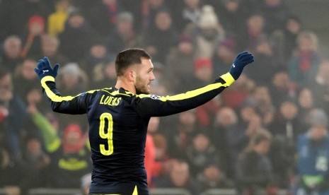 Striker Arsenal, Lucas Perez merayakan golnya ke gawang Ludogorets pada laga Liga Champions, di St Jakob-Park, Rabu (7/12) dini hari WIB. Arsenal menang 4-1 pada laga ini.