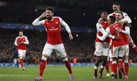 Striker Arsenal, Olivier Giroud (kiri) bersama rekan setimnya merayakan gol 