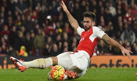 Striker Arsenal, Olivier Giroud, melepaskan tembakan saat menghadapi Everton dalam laga Liga Primer Inggris di Stadion Emirates, London, Sabtu (24/10). 