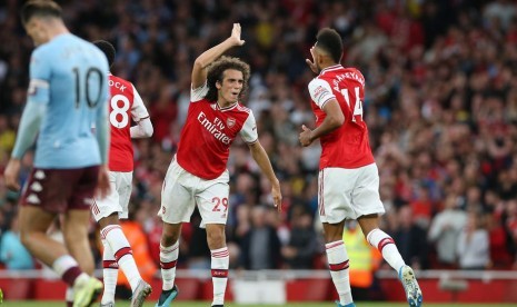 Striker Arsenal, Pierre Emerick-Aubameyang  (kanan) merayakan gol bersama Matteo Guendouzi pada laga Liga Primer Inggris melawan Aston Villa di Stadion Emirates. Arsenal menang 3-2.