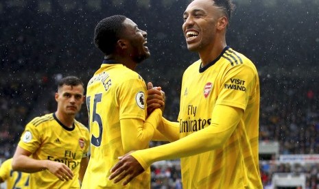 Striker Arsenal, Pierre-Emerick Aubameyang (kanan) merayakan golnya ke gawang Newcastle pada laga Liga Primer Inggris di St James Park, Ahad (11/8).