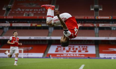 Striker Arsenal Pierre-Emerick Aubameyang melakukan selebrasi seusai menjebol gawang Norwich City dalam laga lanjutan Liga Primer Inggris 2019/2020 di Stadion Emirates, Kamis (2/7).