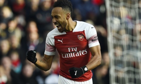 Striker Arsenal Pierre-Emerick Aubameyang merayakan gol.