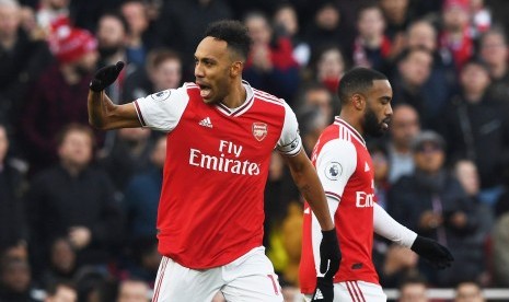 Striker Arsenal Pierre-Emerick Aubameyang merayakan gol ke gawang Chelsea.