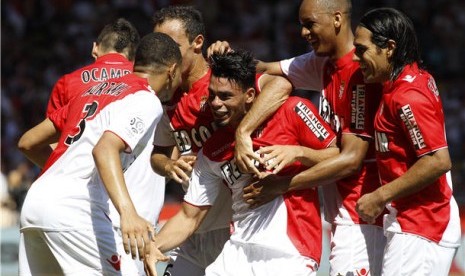 Striker AS Monaco, Emmanuel Riviere (tengah), melakukan selebrasi usai menjebol gawang Montpellier dalam laga Ligue 1 Prancis di Stade Louis II, Monaco, Ahad (18/8). 