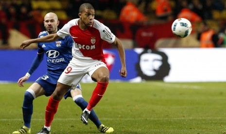 Striker AS Monaco, Lylian Mbappe (kanan).