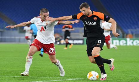 Striker AS Roma Edin Dzeko (kanan) dibayangi oleh pemain CSK Sofia Valentin Antov pada laga lanjutan Grup A Liga Europa di Stadion Olympico, Roma, Italia, Jumat (30/10) dini hari WIB.