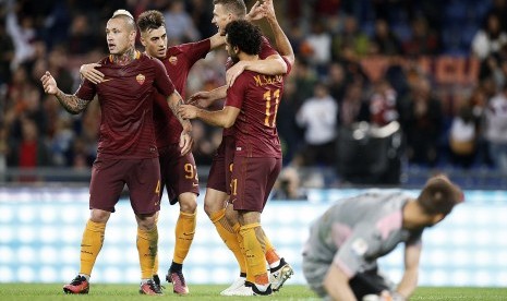 Striker AS Roma, Edin Dzeko (kedua kanan) merayakan gol bersama rekan setimnya pada laga Serie A lawan Pelermo di stadion Olimpico, Senin (24/10) dini hari WIB. Roma menang telak, 4-1.