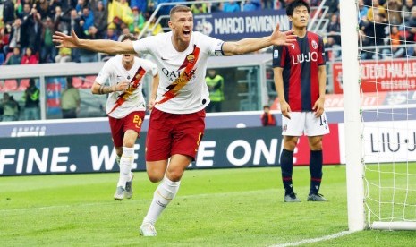 Striker AS Roma, Edin Dzeko merayakan gol ke gawang Bologna pada laga Serie A, Ahad (22/9).