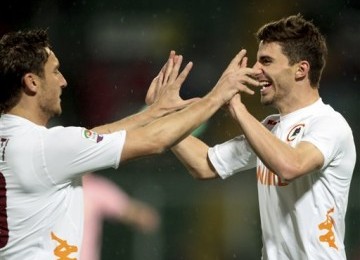 Striker AS Roma, Fabio Borini (kanan), bersama Francesco Totti merayakan golnya ke jala Palermo di laga Seri A di Palermo pada Sabtu (10/3). 