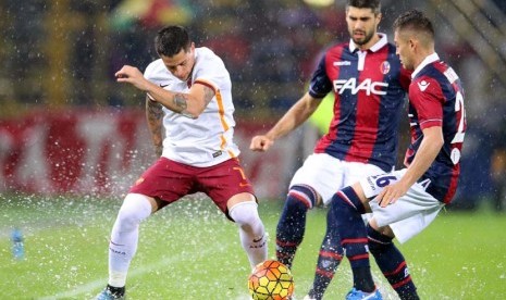 Striker AS Roma, Juan Iturbe (kiri), berebut bola dengan bek Bologna, Luca ROssettini (tengah), dalam laga Serie A Italia di Renato Dall'Ara Stadium, Italia, Sabtu (21/11). 