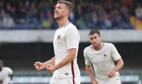 Striker AS Roma merayakan gol ke gawang Chievo Verona di Stadion Bentegodi, Ahad (21/5) dini hari WIB. Roma menang 5-3.