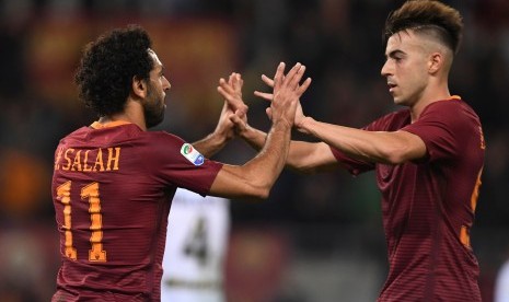 Striker AS Roma, Stephan El Shaarawy (kanan) merayakan gol bersama gelandang, Mohamed Salah pada laga Serie A lawan Palermo di stadion Olimpico, Senin (24/10) dini hari WIB. Roma menang telak, 4-1.