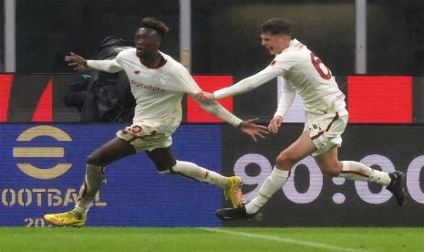 Striker AS Roma Tammy Abraham (kiri) melalukan selebrasi setelah mencetak gol ke gawang AC Milan, Senin (9/1/2023).