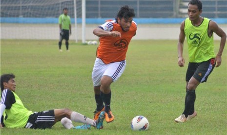 Striker asal Paraguay, Jorge Paredes (tengah), berebut bola saat mengikuti seleksi pemain Madiun Putra FC (MPFC). 