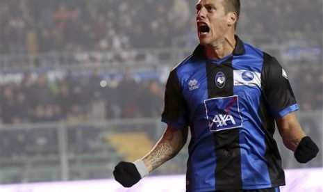 Striker Atalanta, German Denis, merayakan golnya ke gawang Inter Milan, Senin (12/11) dini hari. Atalanta mengalahkan Inter 3-2 pada pertandingan tersebut.