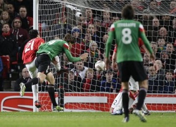  Striker Athletic Bilbao, Fernando Llorente (dua kanan), menjebol jala Manchester United di leg pertama babak 16 besar Liga Europa di Stadion Old Trafford, Manchester, Kamis (8/3). 