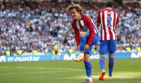 Striker Atletico Madrid, Antoine Griezmann merayakan golnya ke gawang Real Madrid pada laga La Liga di Santiago Bernabeu, Sabtu (8/4). Laga berakhir imbang 1-1.